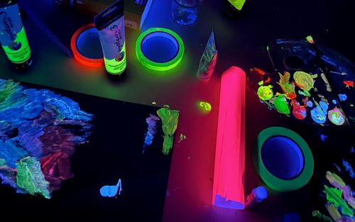 Mittwochstreff: Neonlicht-Malerei gegen Winter-Blues