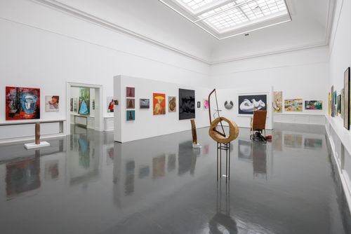 Ausstellungsansicht großer Saal des Badischen Kunstvereins: Mitgliederausstellung und Jahresgaben 2024, Foto: Felix Grünschloß