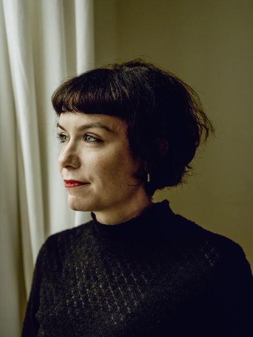 Sarah Lorenz schaut auf der linken Seite