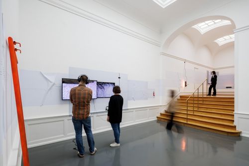 Führung durch die Ausstellung von Anna Barham: delirious mantra, Foto: Felix Grünschloß